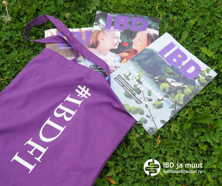 IBD-lehtiä nurmikolla. Nurmella violetti kangaskassi jossa teksti #ibdfi. Oikeassa alakulmassa yhdistyksen logo.